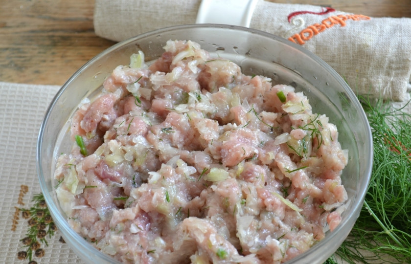 1. Этап. Чебуреки с мясом: Подготовьте начинку. В свиной фарш добавьте измельченные лук, укроп и чеснок, всыпьте соль и перец. Хорошенько перемешайте.