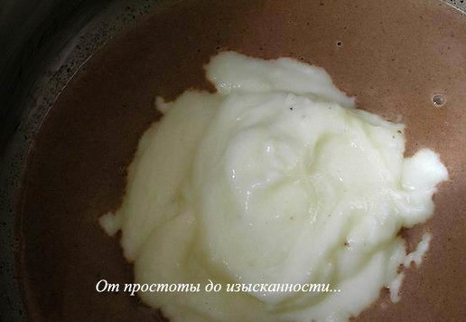 1. Этап. Торт Два шоколада и лесные ягоды: Аналогично приготовьте мусс из молочного шоколада. Желатин замочите в воде до набухания. Растопите молочный шоколад в сливках, добавить распущенный на водяной бане желатин и оставшийся заварной крем,