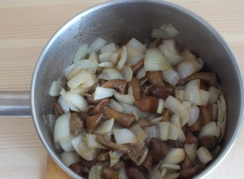 1. Этап. Икра из опят через мясорубку: Обжарьте грибы с луком до готовности на малом огне, постоянно помешивая.