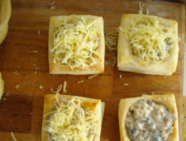 1. Этап. Жульен в корзиночках: Обжарьте на сковороде лук, затем добавьте грибы и немного воды. Протушите до испарения воды, затем добавьте курицу. Обжарьте муку, смешайте со сливками и влейте к курице с грибами. Посолите, поперчите и доведите до кипения. Протушите минут 7-10, затем охладите и наполните корзинки жульеном. Посыпьте тертым сыром и запекайте в духовке в течение 10 минут при 200 градусах.