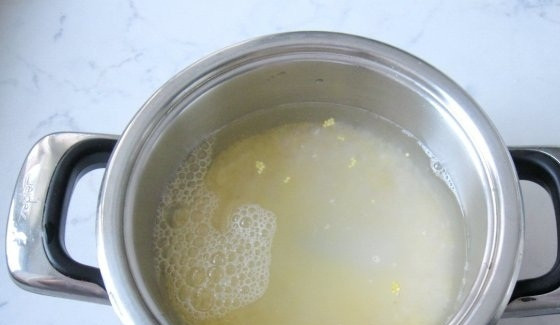 1. Этап. Молочная каша из риса и пшена: 3. Заливаем обе крупы водой и отправляем кастрюлю на огонь до закипания.