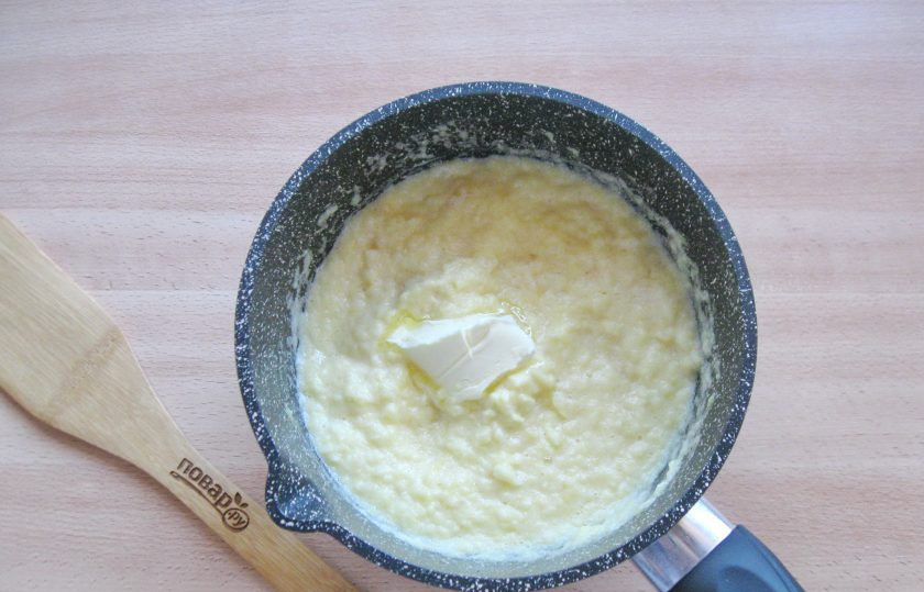 1. Этап. Яблочный курд: После прогревайте яблочное пюре с сахаром и яйцами 4-5 минут на небольшом огне, постоянно перемешивая. Снимите посуду с плиты и добавьте сливочное масло, хорошо перемешайте курд с маслом.