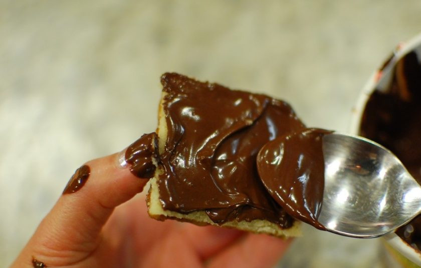 1. Этап. Пирог с ирисками и кокосом: 10. Каждый квадратик пирога смажьте внизу тонким слоем шоколада и выложите на пергамент шоколадом вниз.