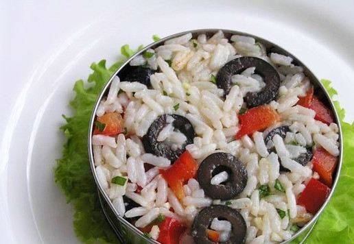 1. Этап. Рисовый салат Жёлтая роза: Листья салата разложите по тарелкам, выложите салат с помощью кулинарного кольца.