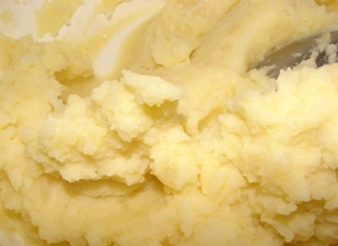 1. Этап. Пюре с мясом: В пюре добавляем нарезанный кубиками сыр.