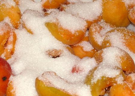 1. Этап. Варенье из абрикосов с винным уксусом в духовке: 2. Засыпаем сахаром наши плоды и даем немного постоять. Я обычно ставлю в теплое место или возле включенной конфорки.