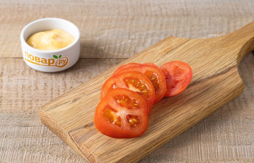 1. Этап. Теплые бутерброды с авокадо и помидорами: Помидор помойте, нарежьте тонкими кружочками.