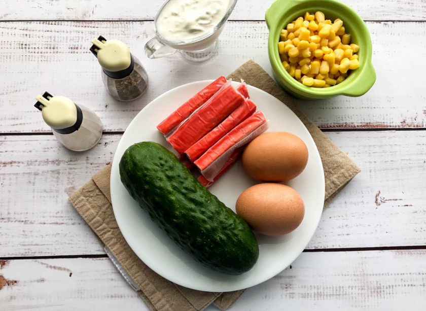 1. Этап. Крабовый салат со сметаной: Подготовьте все необходимые ингредиенты.