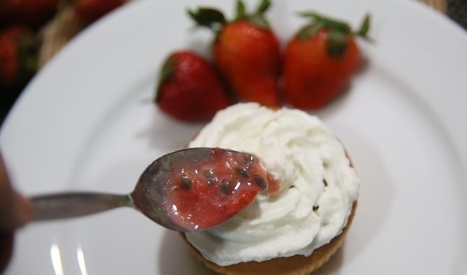 1. Этап. Кули из клубники и маракуйи: 4. Полейте десерт и подавайте к столу.