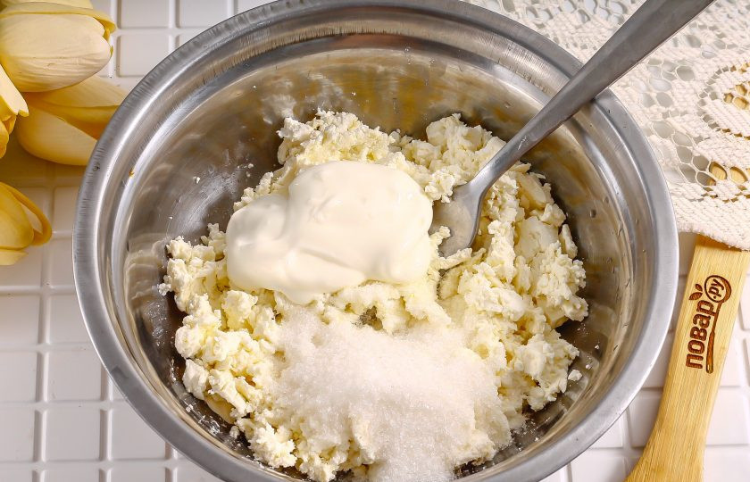 1. Этап. Конфеты из творога и вафель: Творог любой жирности перетрите вилкой в глубокой емкости. Если он влажный, то сметаны нужно будет добавить чуть меньше и наоборот. Высыпьте в емкость сахарный песок и выложите сметану любой жирности. Вместо этих двух продуктов можно использовать сгущенное молоко. Тщательно перетрите всю массу.