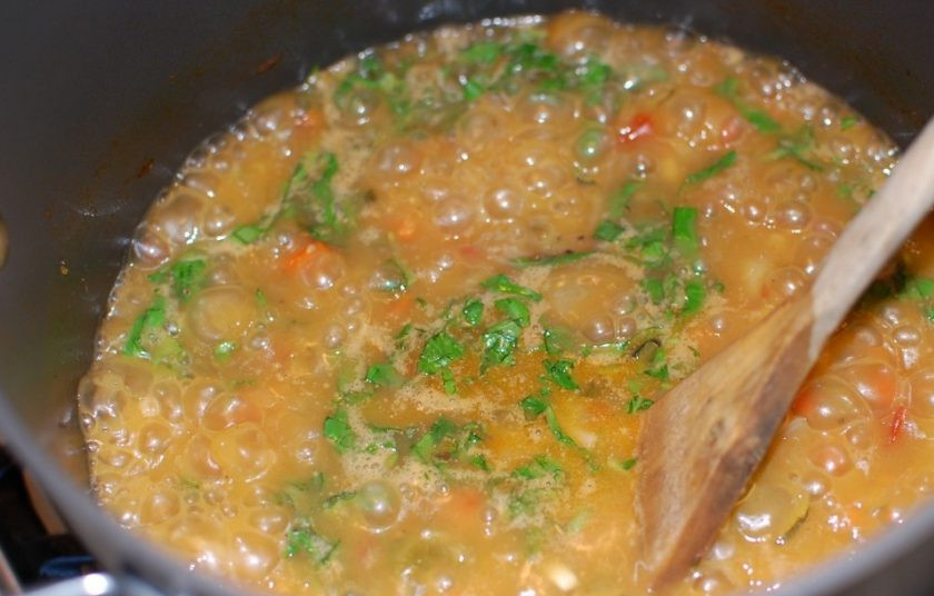 1. Этап. Минестроне (суп из овощей): 8. Добавьте в суп тертый сыр и измельченный базилик, по вкусу добавьте специи и соль.