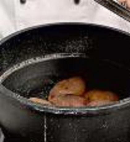 1. Этап. Картофель с соусами мохо: 5. Из кастрюли со сварившимся картофелем слить воду. Кастрюлю с картофелем без воды поставить на 1-2 минуты на огонь. На картофеле должна образоваться тоненькая соляная корочка. Картофель подают в мундире с соусами.