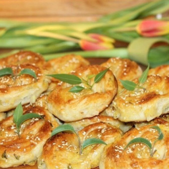 Слоеные пирожки с луком и картошкой