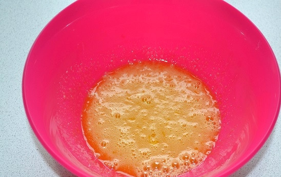 1. Этап. Сырцовые пряники: Влейте сироп в яйцо и взбейте.