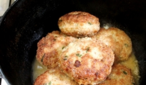 1. Этап. Котлеты без яиц: Берем глубокую толстостенную сковородку, для того, чтобы избавить себя от масляных брызг и наливаем в нее масла, и начинаем обжаривать котлетки. Котлеты обжариваем с двух сторон до появления золотистой корочки. Когда обжарятся последние котлеты в кастрюлю добавить треть стакана воды и накрыть крышкой, пропарить котлеты до полного испарения воды. Подавать такие котлеты можно в горячем виде с любым гарниром и овощами.