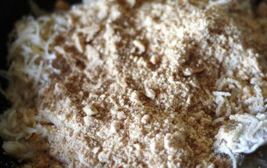 1. Этап. Вермишель с орехами: Вермишель с луком перемешать, затем добавить к ним орехи и пару ложек муки. Содержимое полить соком одного лимона, накрыть крышкой и потомить несколько минут. Посолить и приправить по вкусу.