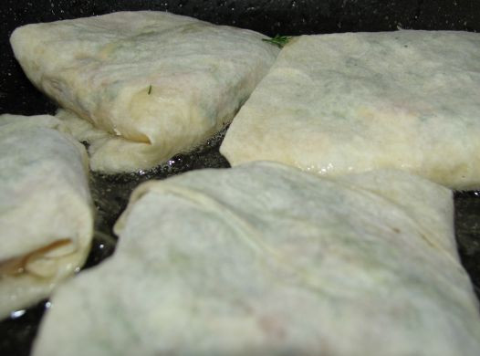 1. Этап. Лаваш с брынзой: Складываем лаваш конвертиком и выкладываем на разогретую сковородку с растительным маслом. Обжариваем до румяной корочки.