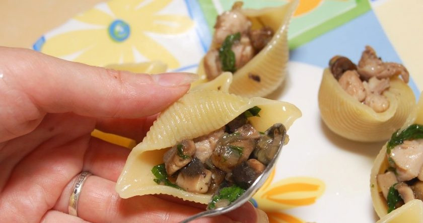 1. Этап. Макароны с начинкой: Готовые макароны промойте и остудите. Перемешайте их с небольшим количеством сливочного масла. В ракушки разложите начинку из первого шага.