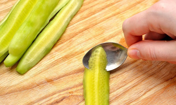 1. Этап. Соус Цацики (Tzatziki): 1. Огурцы промойте, очистите от кожицы, ложкой сгребите семечки, если они большие.