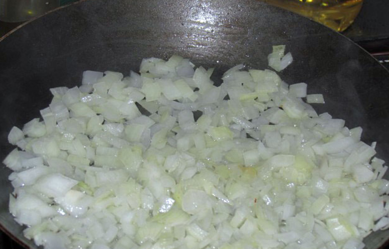 1. Этап. Лисички в сметанном соусе: На отдельной сковороде обжариваем в масле измельченный лук, до золотистого цвета.