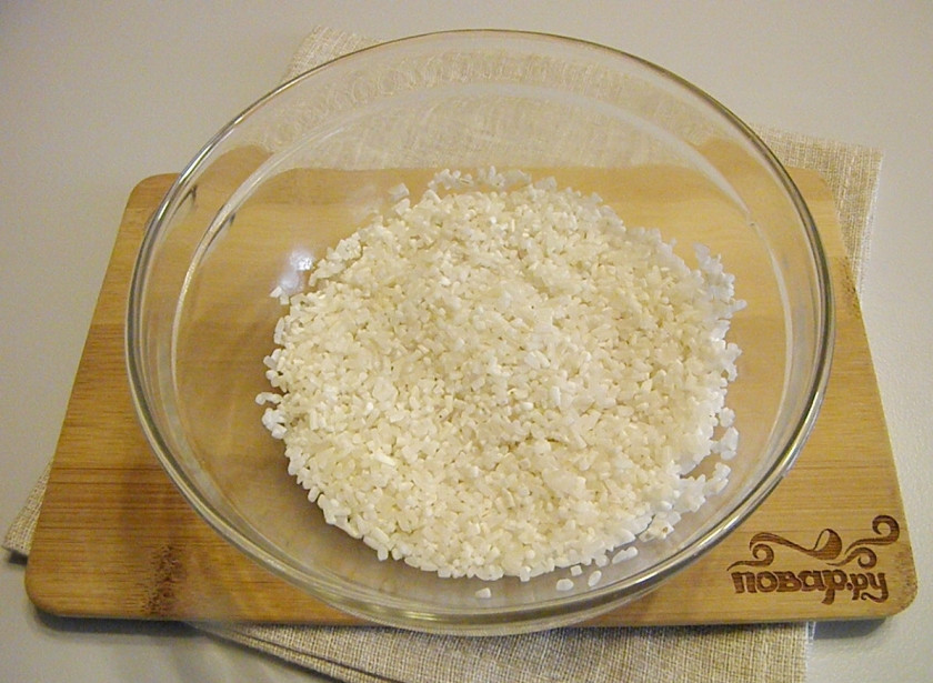 1. Этап. Капустный суп с курицей: Пока варится бульон, подготовьте остальные ингредиенты. Рис переберите и тщательно промойте.