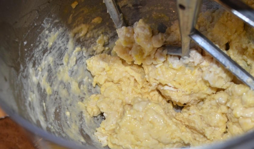 1. Этап. Бельгийские вафли: Замесить тесто с яйцами, топленным маслом,ванилин. Замесить тесто.