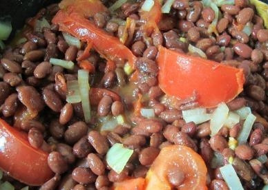 1. Этап. Тушеная красная фасоль: В сковороде нагрейте подсолнечное масло, обжарьте на среднем огне нарезанный лучок и томаты. Добавьте к овощам имбирь, семечки и фасоль. Тушите на слабом огне под закрытой крышкой пятнадцать-двадцать минут.