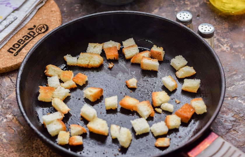 1. Этап. Салат Цезарь от Гордона Рамзи: Батон нарежьте кубиками и поджарьте на растительном масле, после посыпьте сухим чесноком.