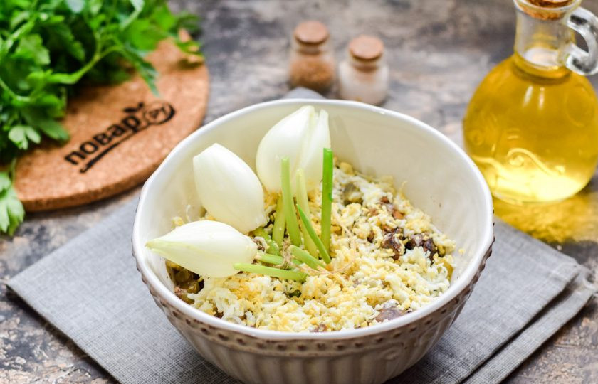 1. Этап. Салат Подснежник с печенью: Украсьте салат и подавайте к столу.