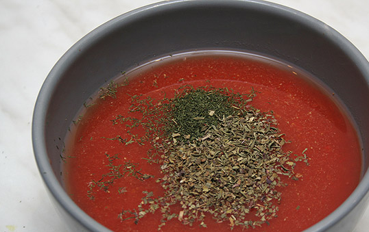 1. Этап. Минтай в томатном соусе: 7. Теперь можно приготовить томатный соус. В данном варианте используется томатный сок, однако можно использовать и протертые помидоры и консервированные в собственном соку. Соединить в отдельной мисочке сок, выдавленный через пресс чеснок, соль и специи. Все тщательно перемешать.