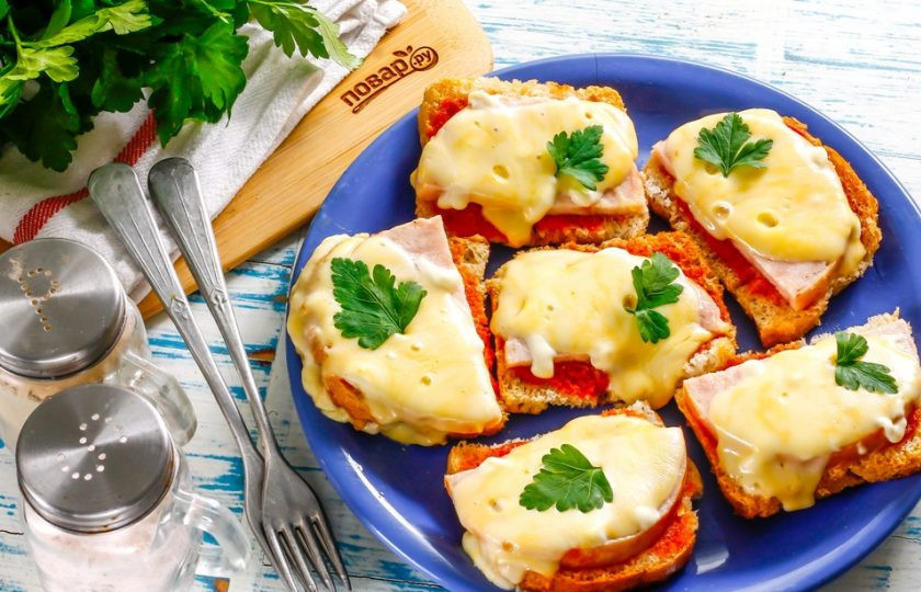 1. Этап. Бутерброды с ветчиной и сыром: Украсьте свежей зеленью и подавайте к столу.