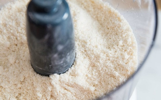 1. Этап. Рождественское печенье со сгущенкой: 2. Измельчите всё до получения однородной крошки.