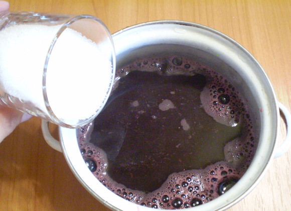 1. Этап. Смородиновый десерт: 5. Всыпаем сахар, перемешиваем. Ставим на огонь, всыпаем манку и варим 5 минут.