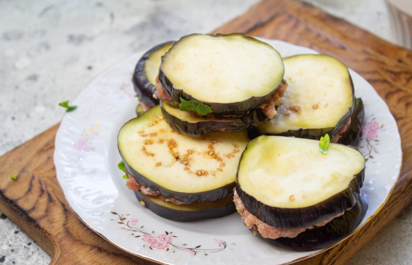 1. Этап. Баклажаны с фаршем по-китайски: Таким образом, проделаем и с остальными баклажанами.