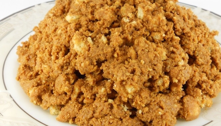 1. Этап. Торт из сгущенки: 3. Вот такая получится смесь. Формируем чуть влажными руками пирамидку. Добавляем орехи.