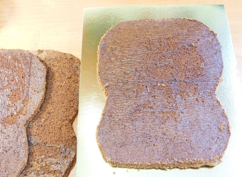 1. Этап. Торт Львенок: Готовые, остывшие бисквиты вырежьте вот такой формы, как на фото.