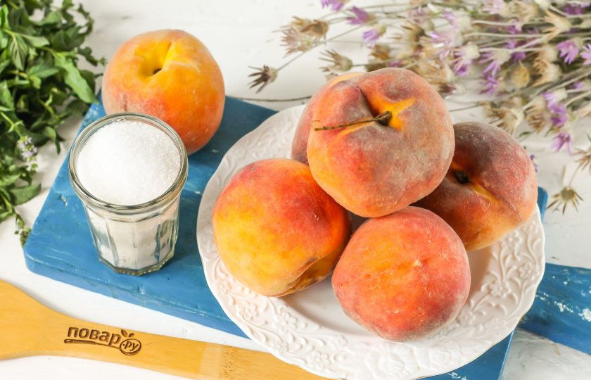 1. Этап. Варенье из персиков в мультиварке: Подготовьте персики и сахар.