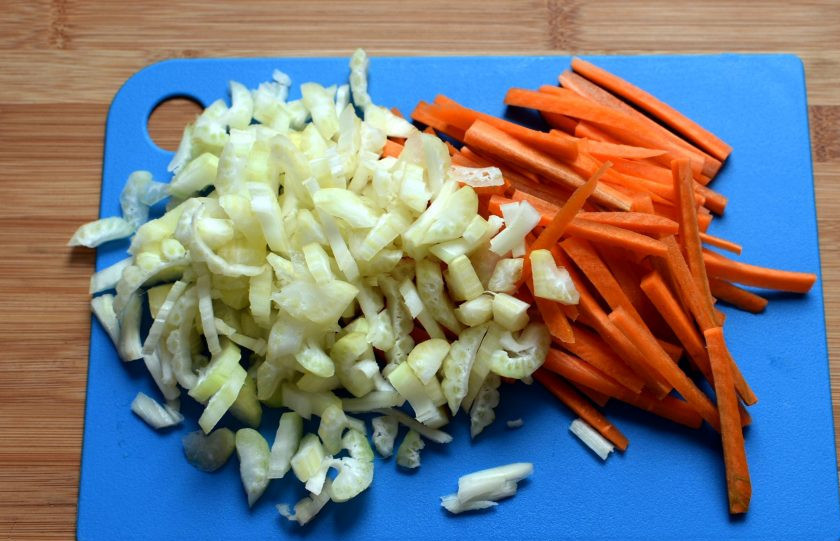 1. Этап. Суп с сельдереем и кабачком «Вести с полей»: Добавьте шинкованную крупной соломкой морковь и тонко нарезанный черешковый сельдерей, обжарьте пару минут все вместе.