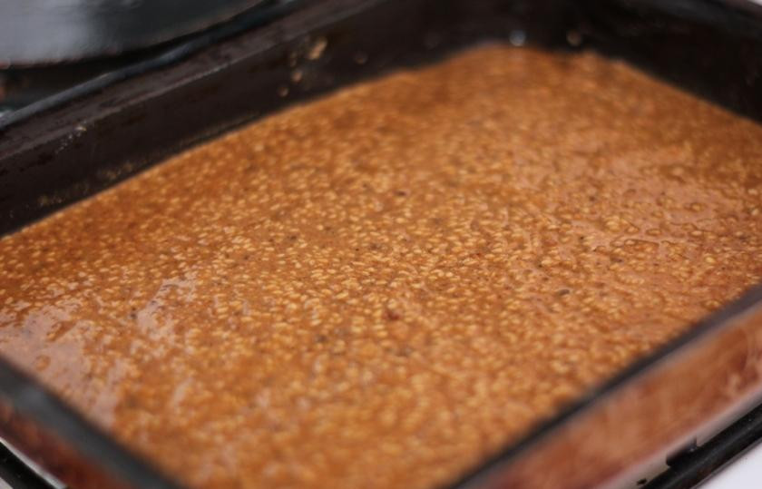 1. Этап. Кунжутное бурфи: Далее смесь следует перелить в смазанную маслом форму и отправить застывать в холодильник примерно на час. После того, как бурфи полностью застынет, нарезать его кубиками.