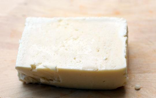 1. Этап. Миш-маш болгарский: Брынзу или крошим при помощи вилки, или натираем на крупной терке.