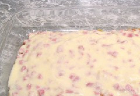 1. Этап. Лазанья с сыром и ветчиной: Выложите половину соуса бешамель.