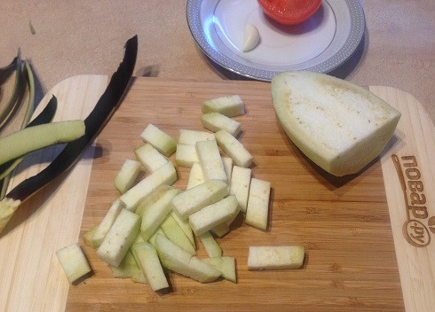 1. Этап. Салат с пастой, баклажанами и брынзой: 2. Очистим баклажан и нарежем его на небольшие полоски или кубики, как вам больше нравится.