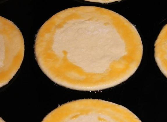 1. Этап. Волованы с креветками: Выкладываем на противень, застеленный бумагой для выпечки кружочки теста и смазываем их края желтком.