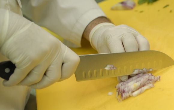 1. Этап. Салат из овощей гриль: Также мелко нарезаем лук.