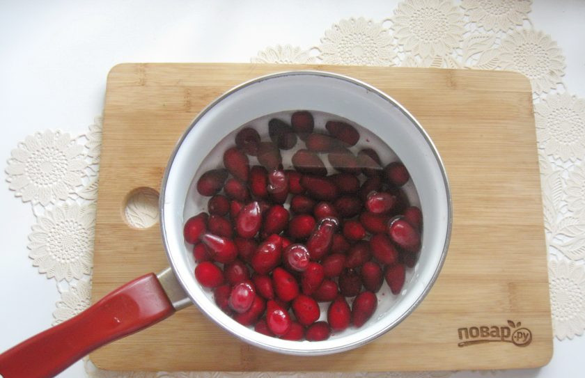 1. Этап. Ликер из кизила: Залейте кизил водой и поставьте кастрюлю на плиту.