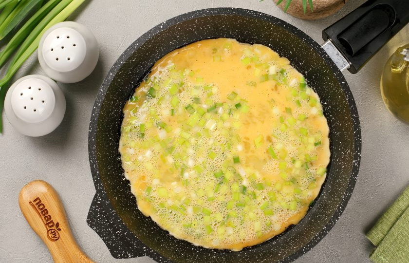 1. Этап. Яичница болтунья с зелёным луком: Разогрейте сковороду и смажьте маслом. Вылейте яичную смесь.
