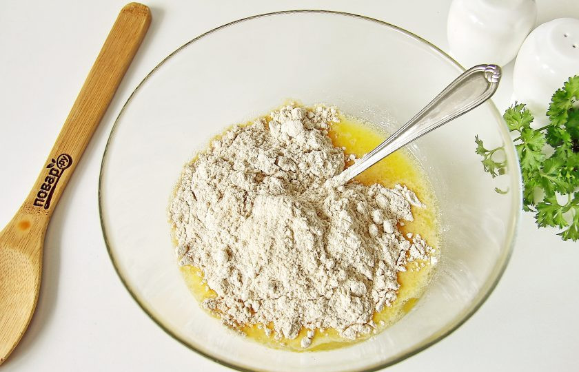 1. Этап. Пельмени из цельнозерновой муки: Частями добавьте муку.