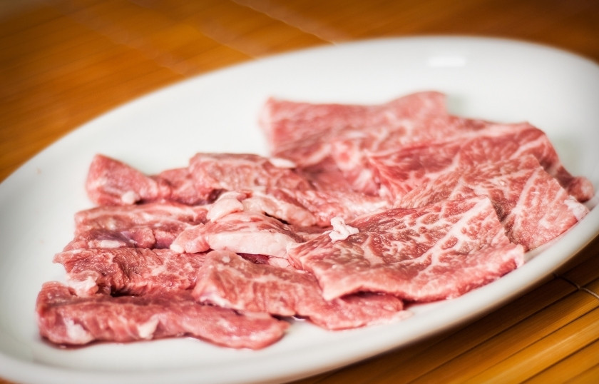 1. Этап. Мясо по-испански: Нарежьте филе говядины тонкими полосками.