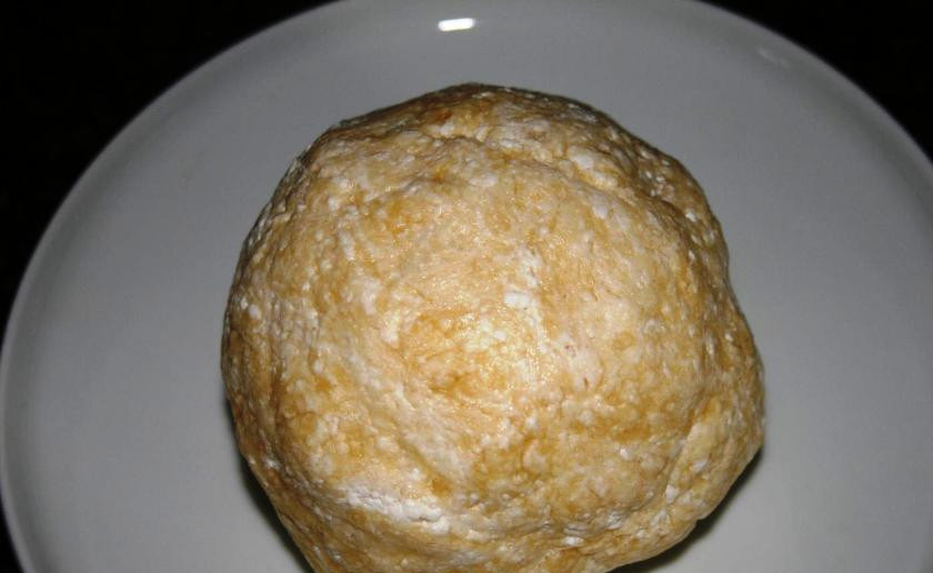 1. Этап. Творожное тесто без яиц: Замесите тесто, скатайте его в шар и отправьте в холодильник.