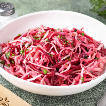 Салат из капусты, дайкона и свеклы